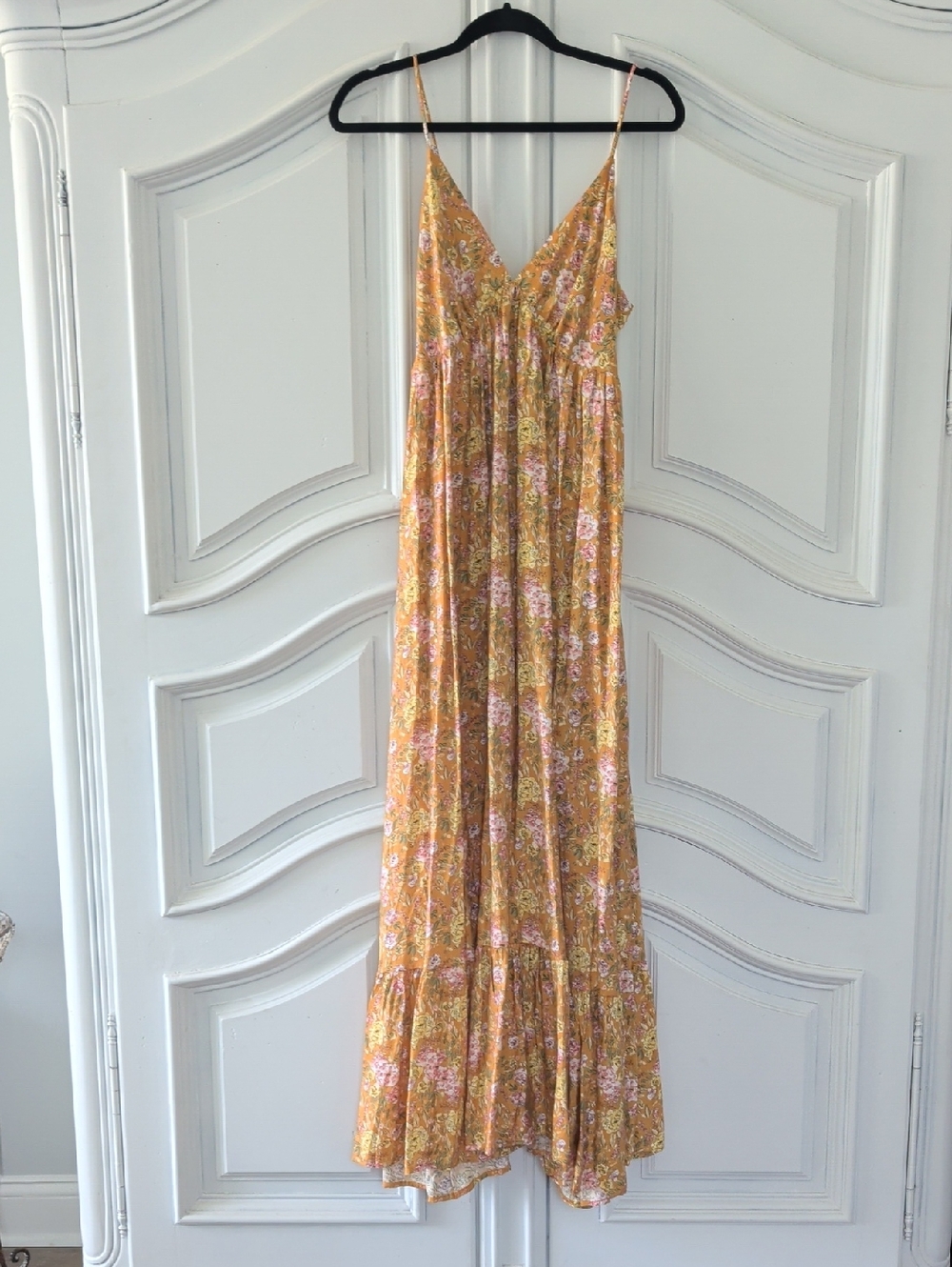 NEVER WORN. Sunny Floral Maxi Dress with V-Neck and Spaghetti Straps